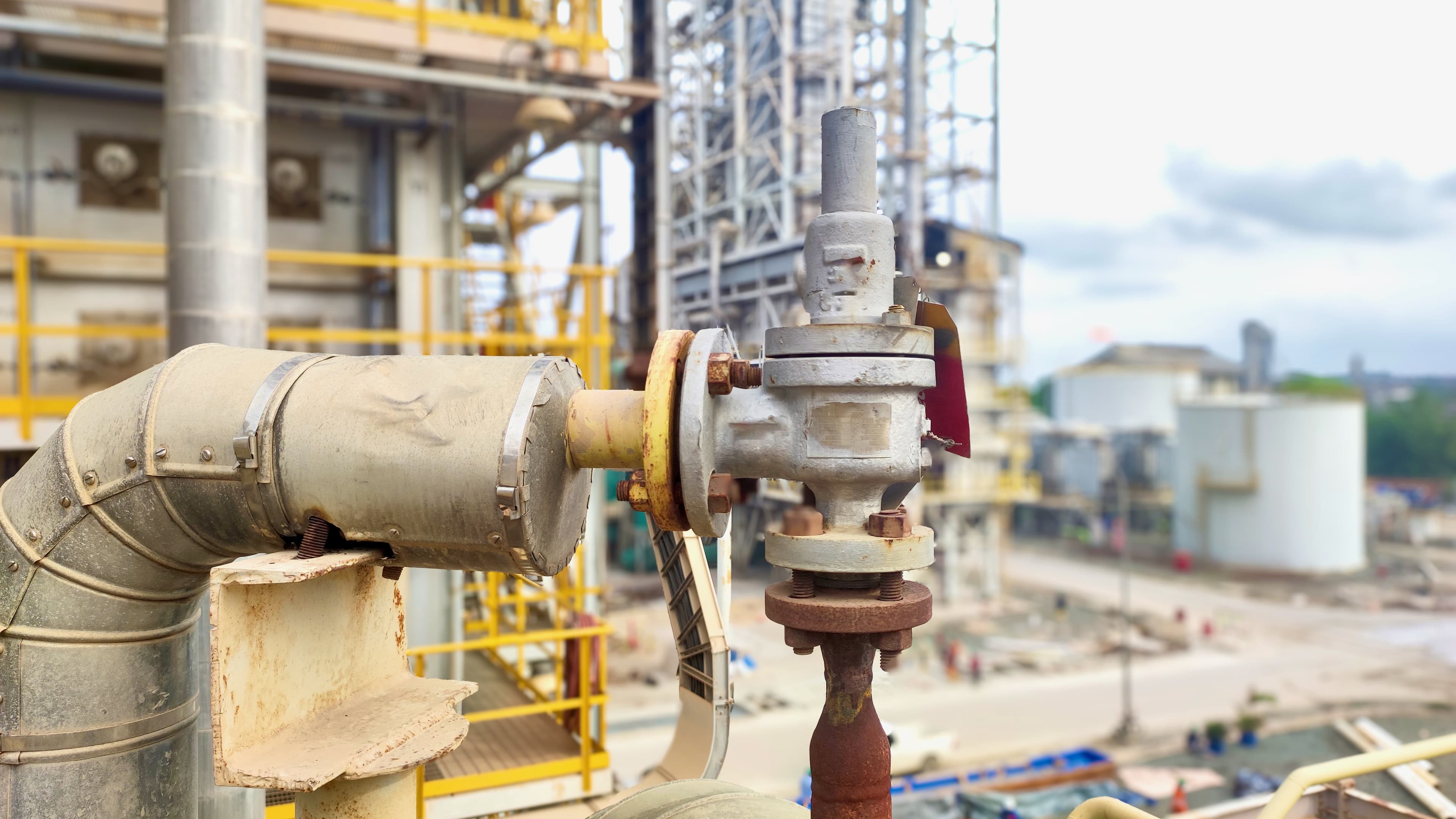 Industrial pressure safety valve testing setup using Ralston calibration tools